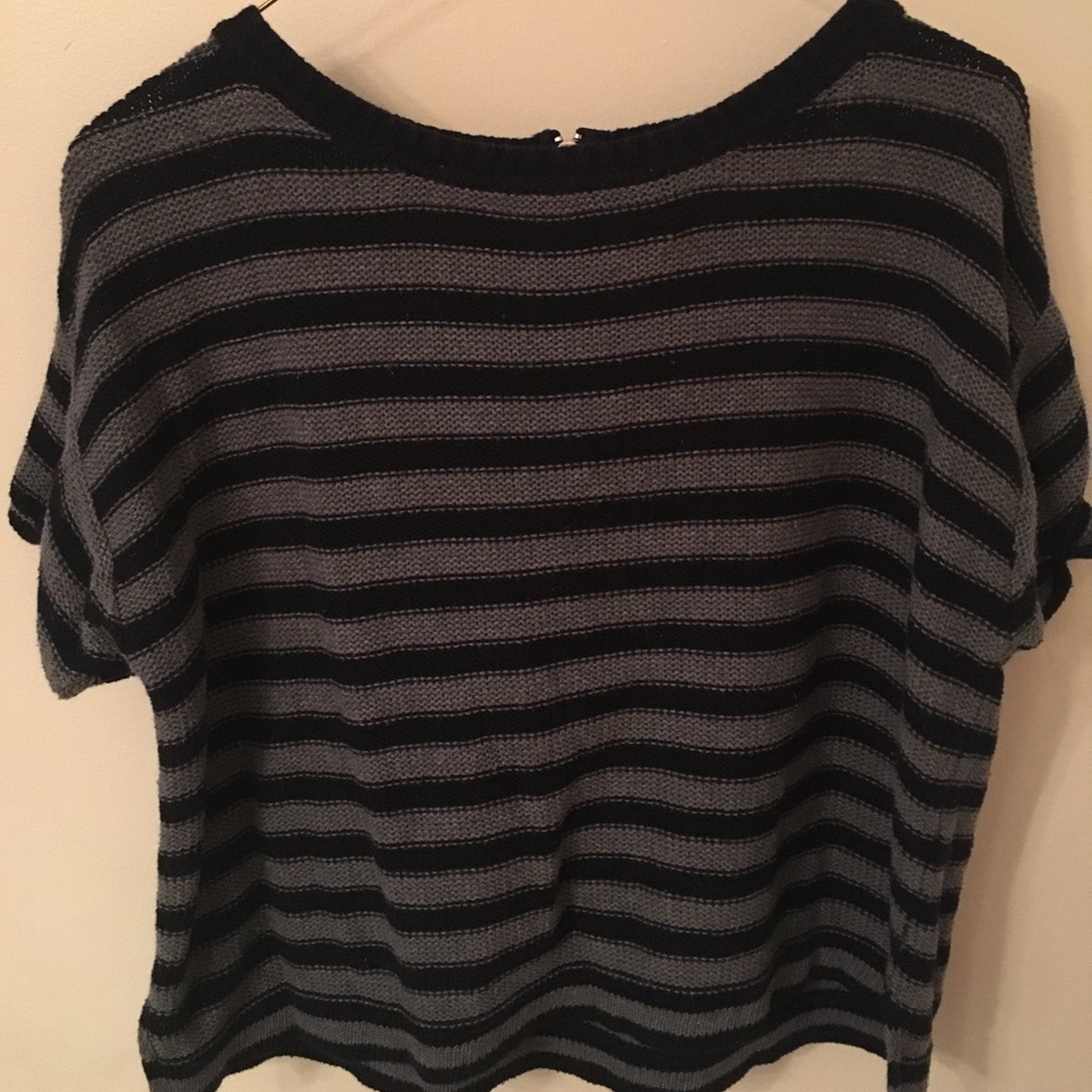 FOREVER 21 SLIGHTLY CROPPED SWEATER TEE